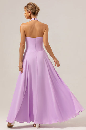 Un vestido de dama de honor morado largo de gasa halter sin espalda